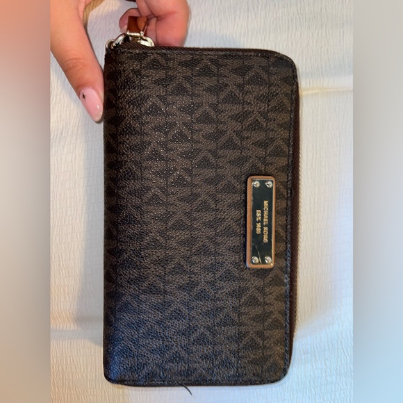 Large Michael Kors Wallet - Picture 2 of 3